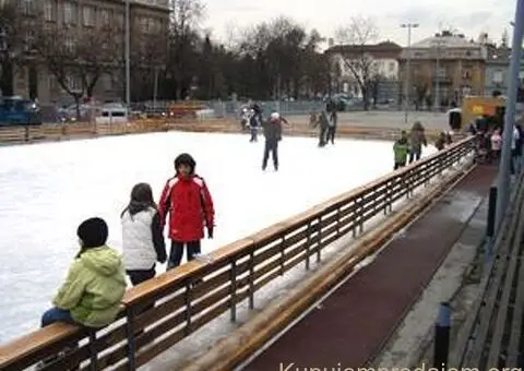 Muska osoba potrebna za posao montaža klizališta sezonski. Beograd