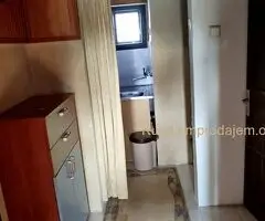 Izdaje se namešteno potkrovlje kuće od 30m² u Krnjači zaposlenom samcu (može i dvoje)